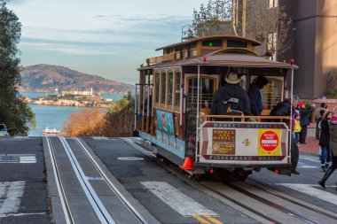Alcatraz hapishane Adası bir demiryolu tramvay ile şehir sokak görünümü
