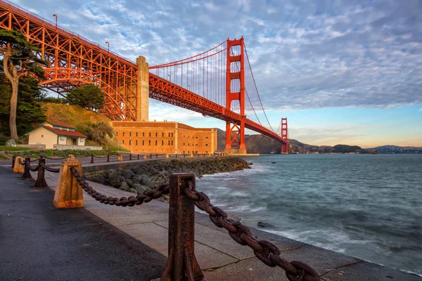 Golden Gate Bridge o wschodzie słońca, San Francisco, Stany Zjednoczone Ameryki — Zdjęcie stockowe