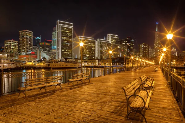 Geceleri San Francisco 'da 7. iskele manzarası.