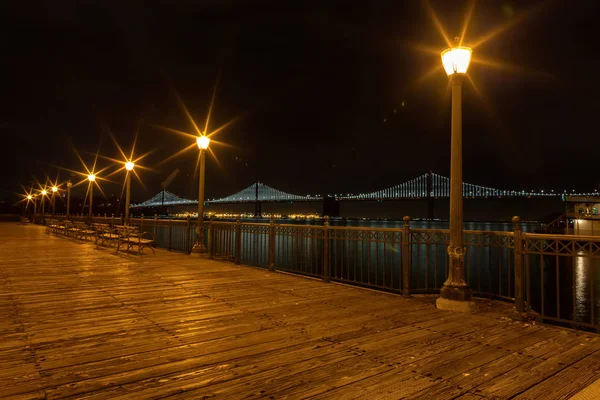 Pier-7-Panorama in San Francisco bei Nacht. — Stockfoto