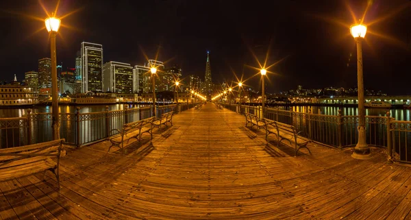 Geceleri San Francisco 'da 7. iskele manzarası.