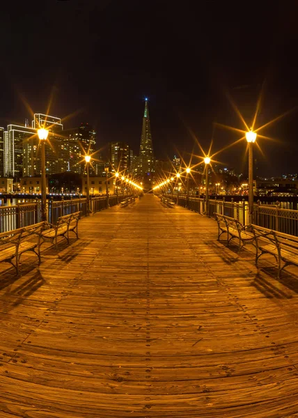 Pier 7 panorama en San Francisco por la noche. — Foto de Stock