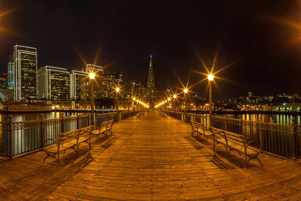 Pier 7 panorama in San Francisco 's nachts. — Stockfoto