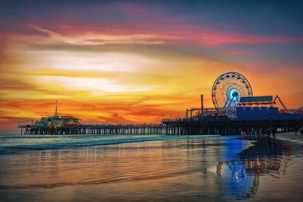 El muelle de Santa Mónica al atardecer — Foto de Stock