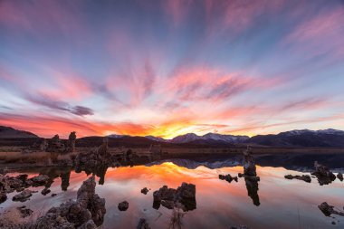 Mono Gölü günbatımı üzerinde tufas
