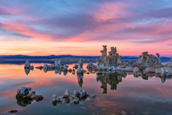 Tufas at Mono lake on sunset — Stock Photo, Image