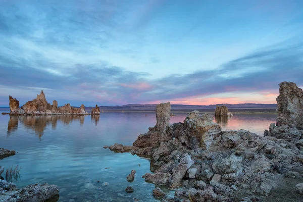 Tufas Mono Lake op zonsondergang — Stockfoto