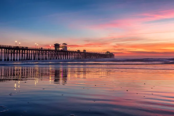 Oceanside Californië pier bij zonsondergang — Stockfoto
