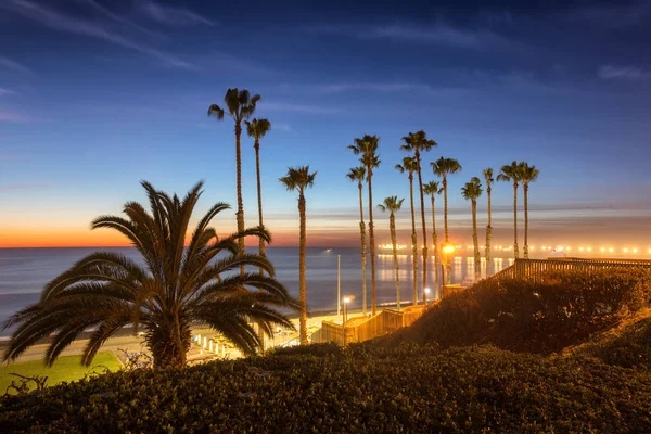 Oceanside Californië pier met palm bomen weergave — Stockfoto