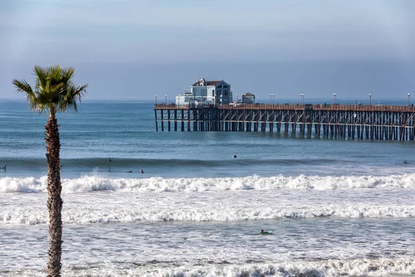 Kalifornien oceanside pier mit palmen blick — Stockfoto