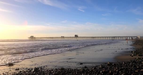 California Oceanside molo o zachodzie słońca — Wideo stockowe