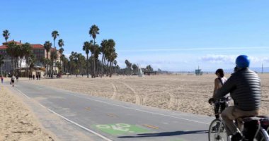 Santa Monica kumsalda bisikleti insanlar
