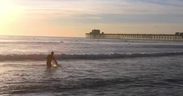 Калифорнийский океанический пирс на закате — стоковое видео