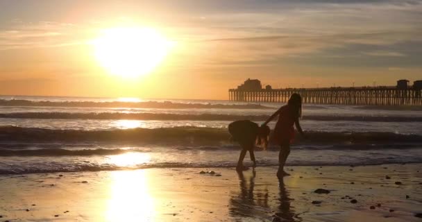 Cais à beira-mar da Califórnia ao pôr-do-sol — Vídeo de Stock