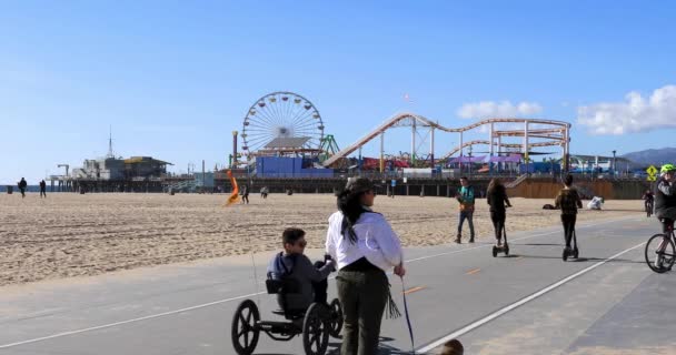 Gente en bicicleta en la playa de Santa Monica — Vídeo de stock