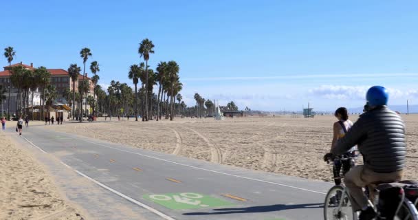 Personnes faisant du vélo sur la plage de Santa Monica — Video