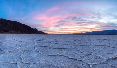 Gün batımında Badwater Havzası, Death Valley, Kaliforniya, ABD.