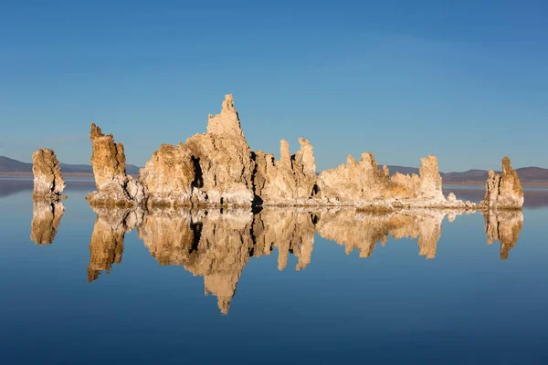 Mono Gölü günbatımı üzerinde tufas — Stok fotoğraf