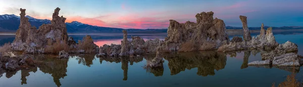 Tufas al lago Mono al tramonto — Foto Stock