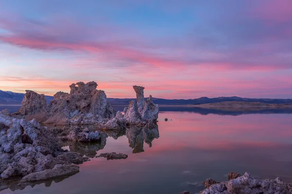 Tufas al lago Mono al tramonto — Foto Stock