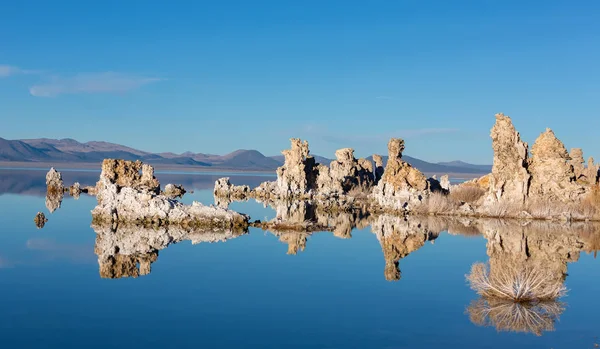 Mono Gölü günbatımı üzerinde tufas — Stok fotoğraf