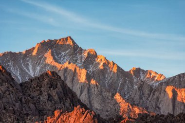 Alabama Hills gündoğumu üzerinde Lone Pine tepe manzaraya