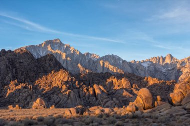 Alabama Hills gündoğumu üzerinde Lone Pine tepe manzaraya