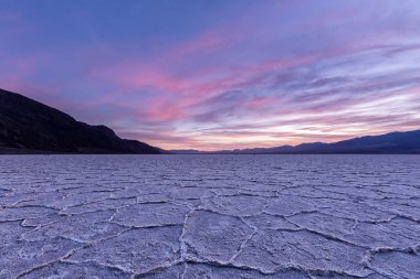 Gün batımında Badwater Havzası, Death Valley, Kaliforniya, ABD.