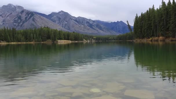 Озеро Джонсон в канадских Скалистых горах Банф Альберта Канада — стоковое видео