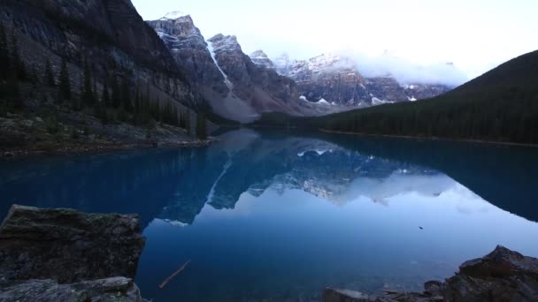 Moraine lake innan sunnrise — Stockvideo