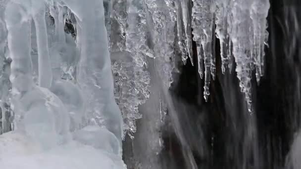 Gefrorener Wasserfall kirkjufellsfoss — Stockvideo