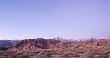 Alabama Hills gündoğumu üzerinde Lone Pine tepe manzaraya