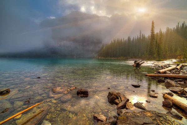 Folyó hullott Moraine lake — Stock Fotó