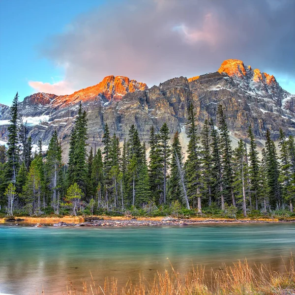 Bow Lake on sunrise — Stock Photo, Image