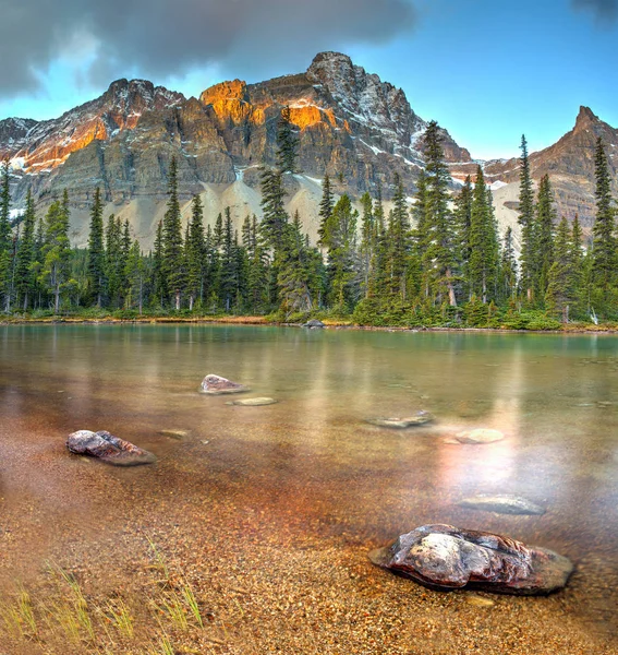 Bow Lake on sunrise — Stock Photo, Image