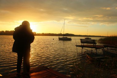 Gün batımı göl Powidz üzerinde.