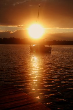 Gün batımı göl Powidz üzerinde.