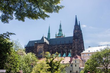 Prag Kalesi bazı ağaçların arasından mükemmel açık mavi gökyüzü