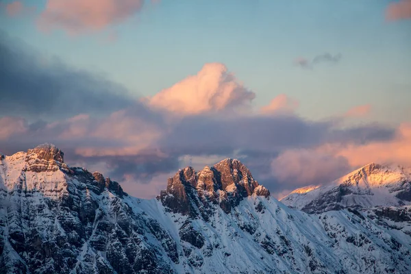 산 모양의 새 알 바하 힌 터 글 렘은 그 밑에 있는 산처럼 완벽 한 석양 빛을 받으며 장관을 이루는 구름으로 이루어져 있다 — 스톡 사진