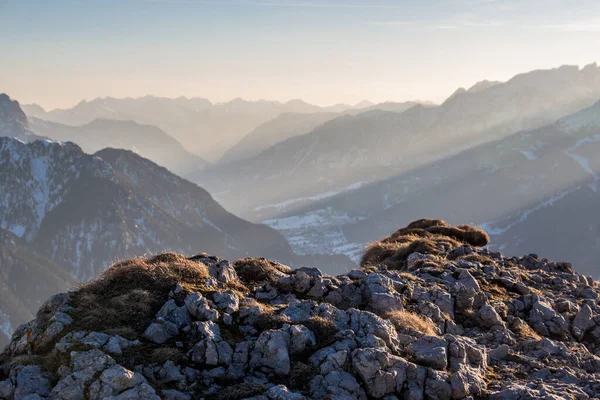 Senderismo vista val di fassa puesta del sol solitario estado de ánimo rayos del sol puesta del sol niebla horizonte — Foto de Stock