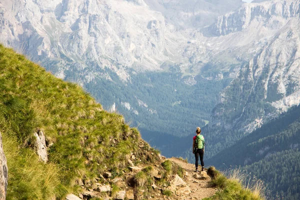 Italia dolomitas caminante solitario frente a las rocas de montaña masiva vista marmolada — Foto de Stock