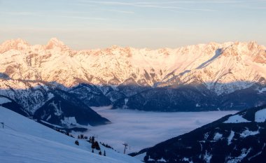 Panoramik manzara Saalbach hinterglemm steinernes Meer leogang gün batımı manzaralı dağlar