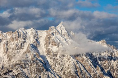Dağ portresi Birnhorn Saalbach dramatik bulutlar mükemmel mavi gökyüzü manzaralı