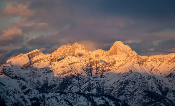 Retrato de montanha Birnhorn Saalbach pôr do sol roxo nuvens de luz watzmann — Fotografia de Stock