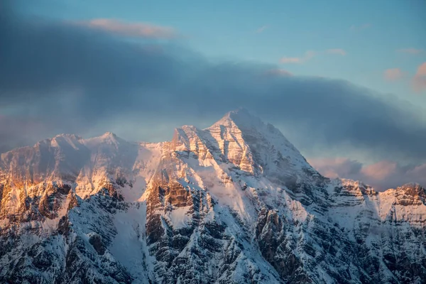 Retrato de montanha Birnhorn Saalbach pôr do sol roxo nuvens de luz — Fotografia de Stock