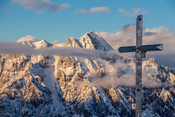 Retrato de montaña Birnhorn Saalbach puesta del sol nubes cielo azul perfecto luz cumbre cruz en frente — Foto de Stock
