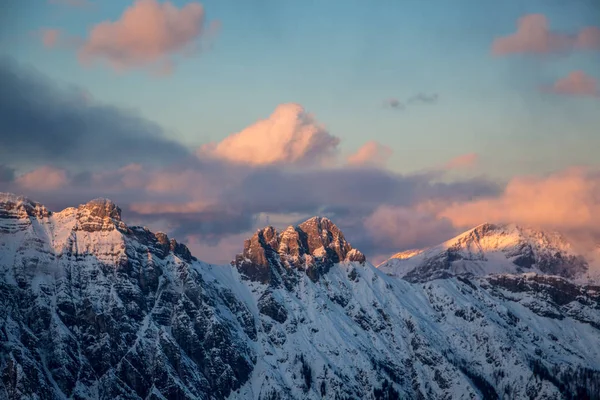 산위에 있는 새들의 모습, 사알 바흐의 석양 빛 구름 은산 경을 반영하고 있다 — 스톡 사진