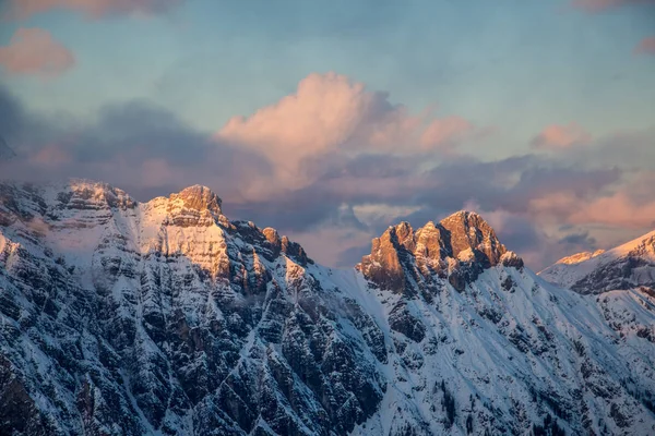 Bergsporträtt Birnhorn Saalbach solnedgång lila ljus moln som speglar bergskedjan — Stockfoto