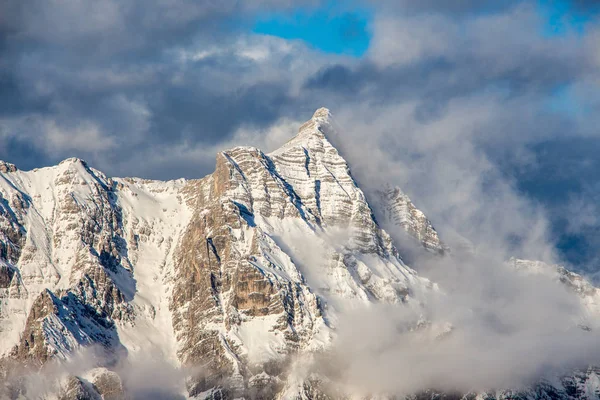 Retrato de montanha Birnhorn Saalbach nuvens dramáticas perfeito céu azul luz humor cênico — Fotografia de Stock