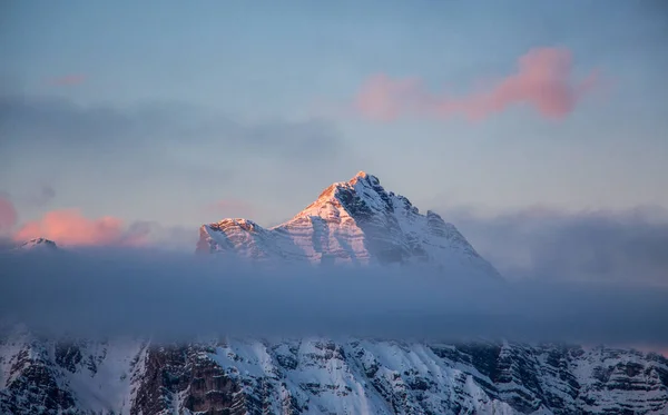 Bergsporträtt Birnhorn Saalbach solnedgång lila ljus moln — Stockfoto